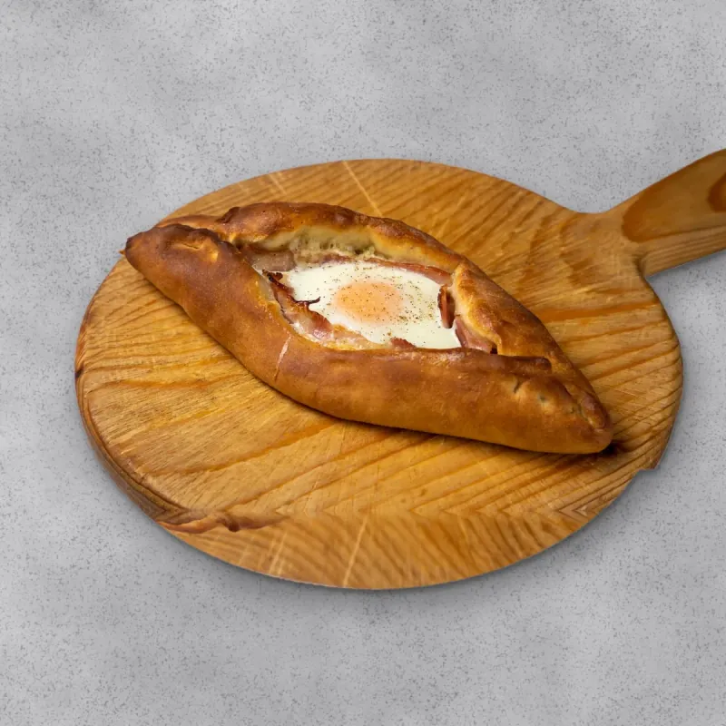 Peinirli with egg and bacon