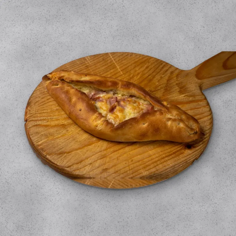 Peinirli with ham, bacon and melted cheese